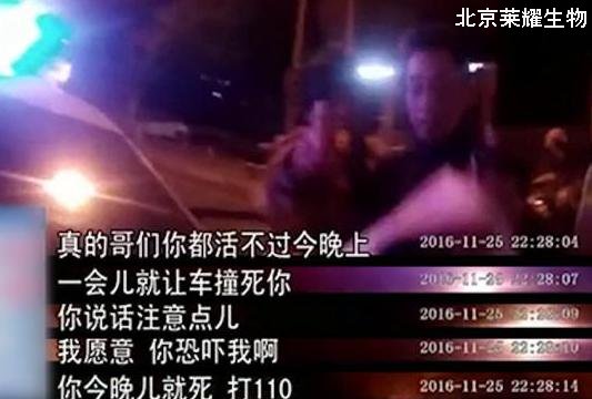 女子高跟鞋踹交警